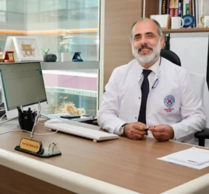 البروفيسور خليل أليش من داخل مكتبه الخاص